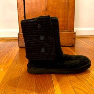 Women’s Ugg classic knit boot size 6. Excellent condition.